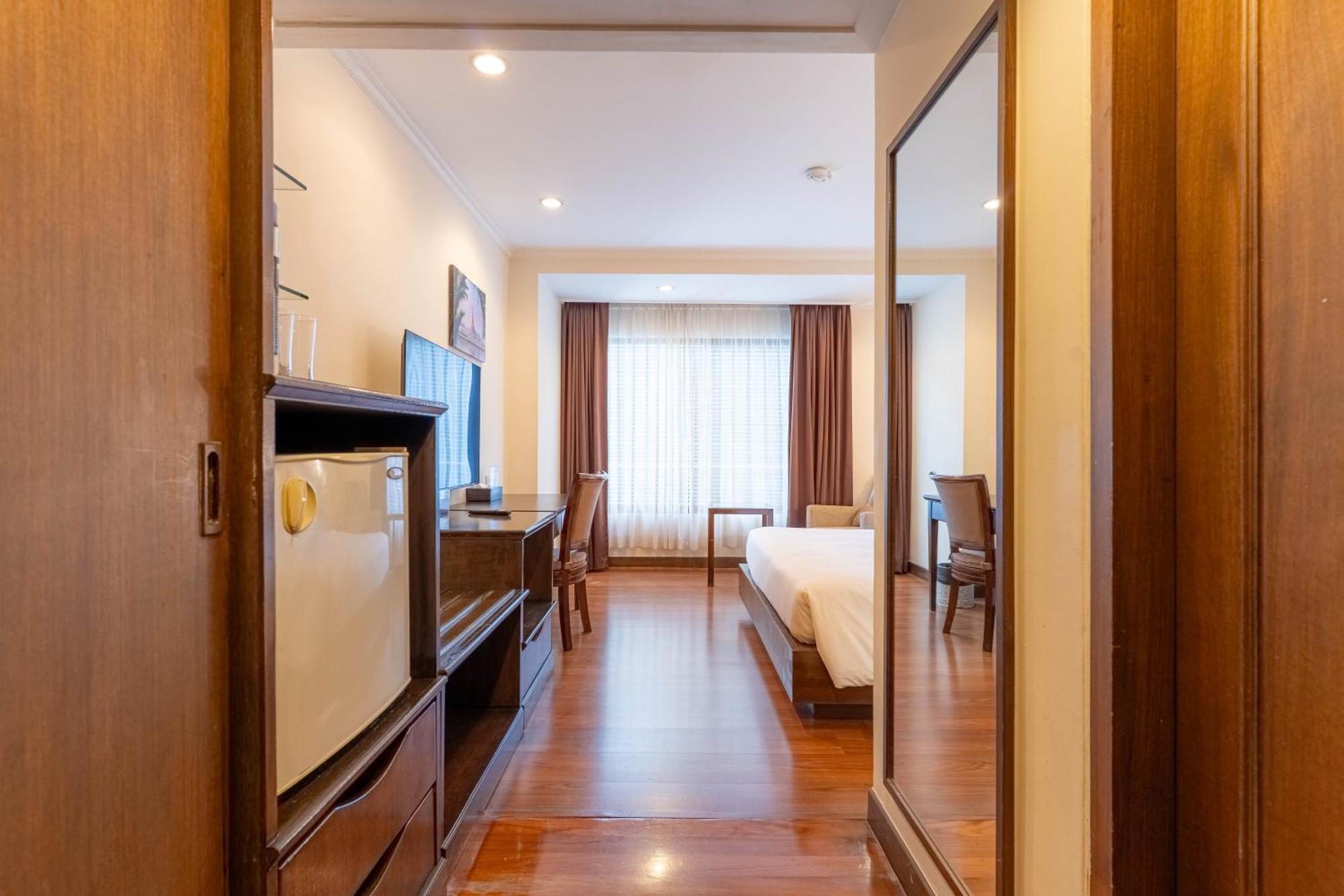 Journeyhub Sukhumvit 26, Bangkok - Formerly St James Hotel Экстерьер фото