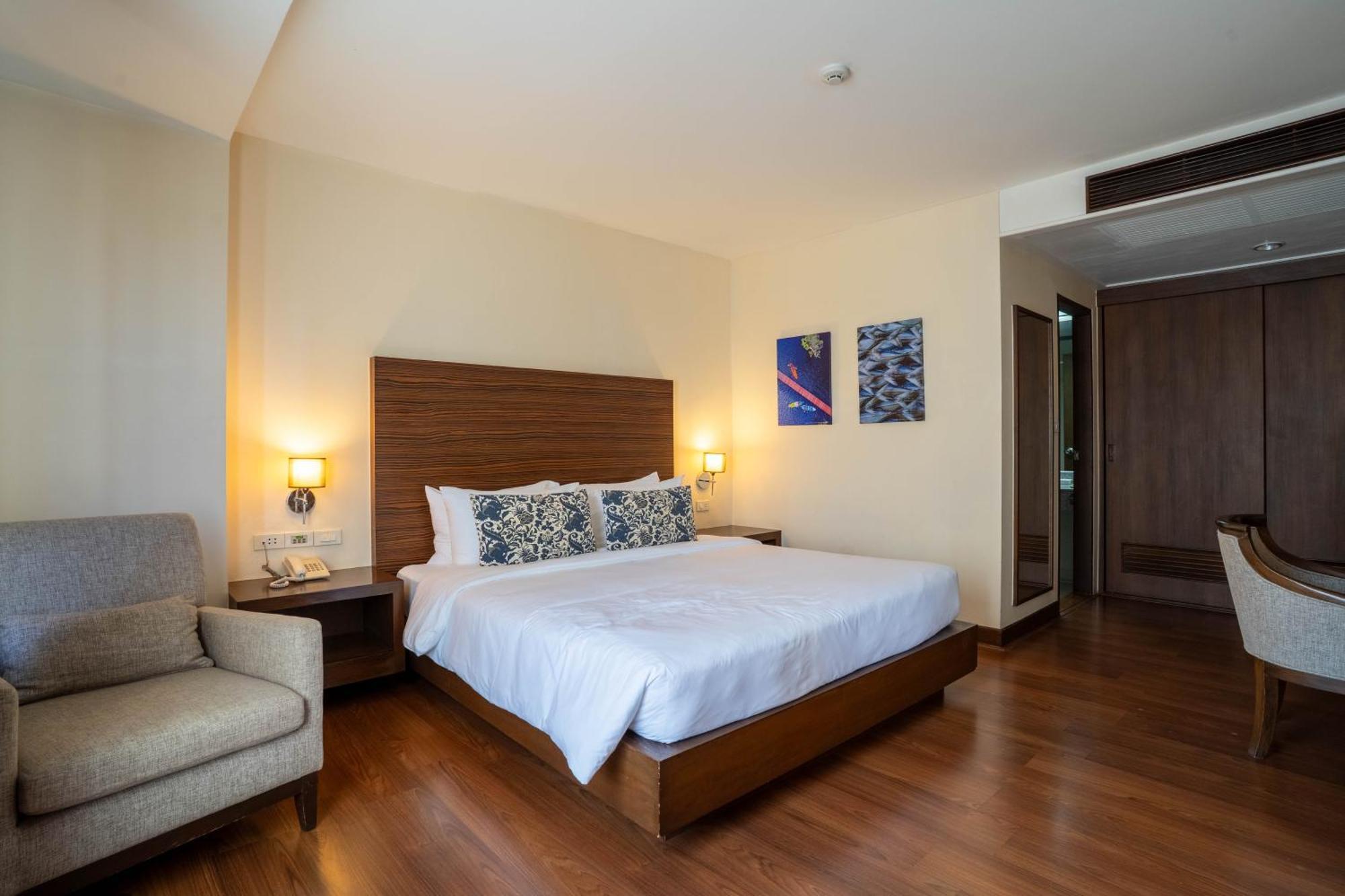Journeyhub Sukhumvit 26, Bangkok - Formerly St James Hotel Экстерьер фото