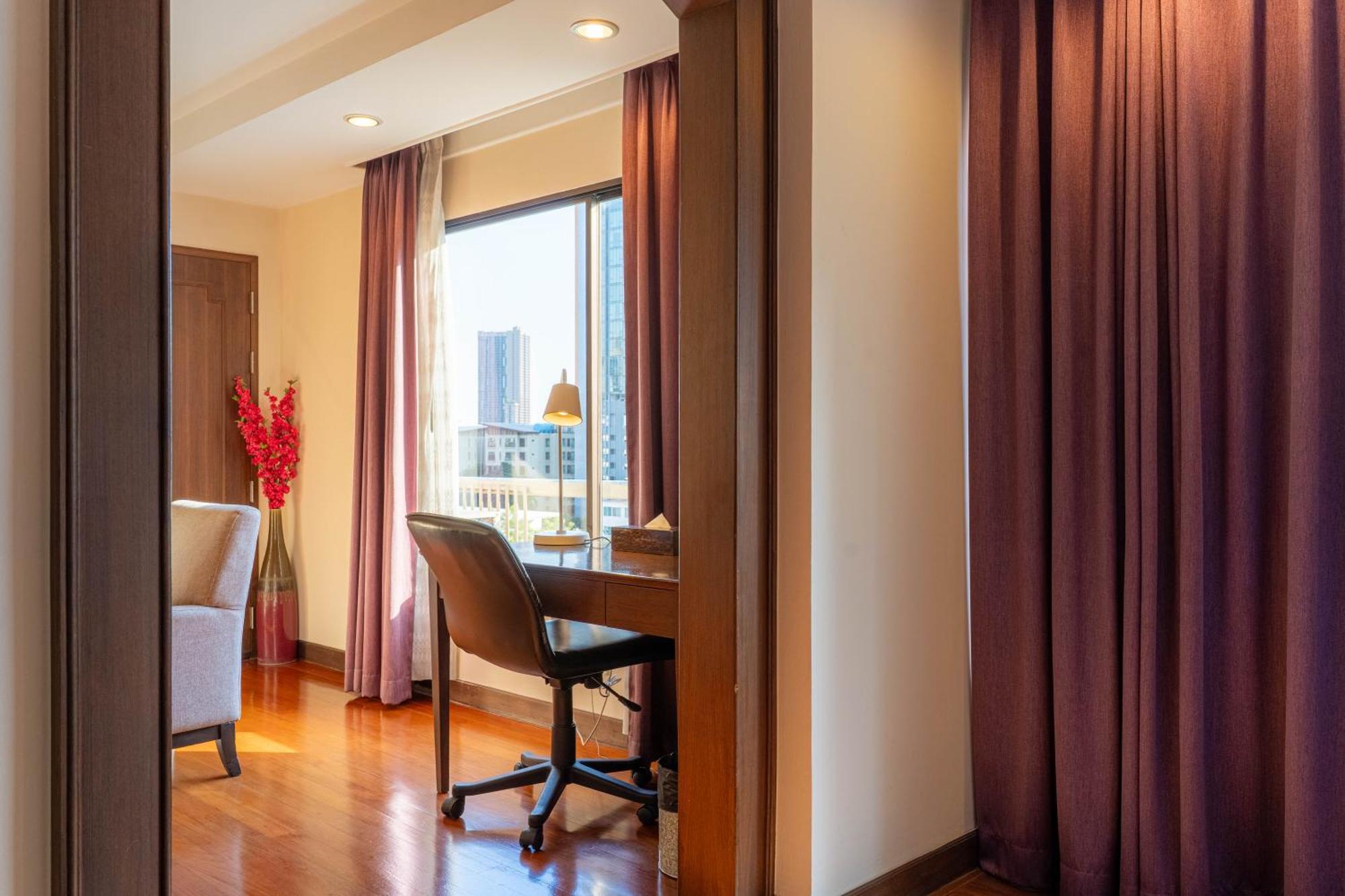 Journeyhub Sukhumvit 26, Bangkok - Formerly St James Hotel Экстерьер фото