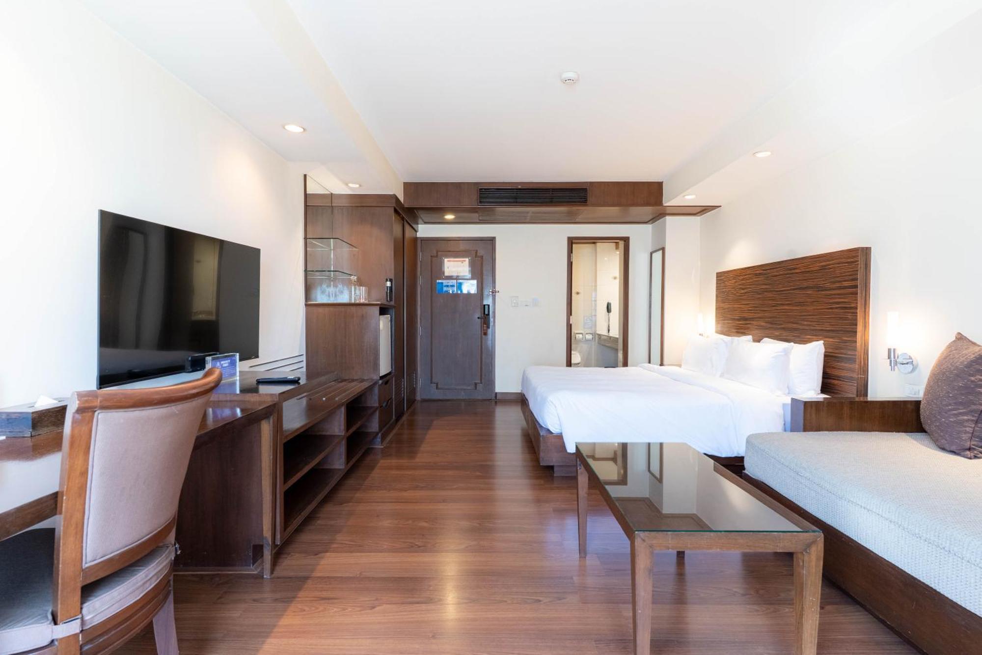 Journeyhub Sukhumvit 26, Bangkok - Formerly St James Hotel Экстерьер фото