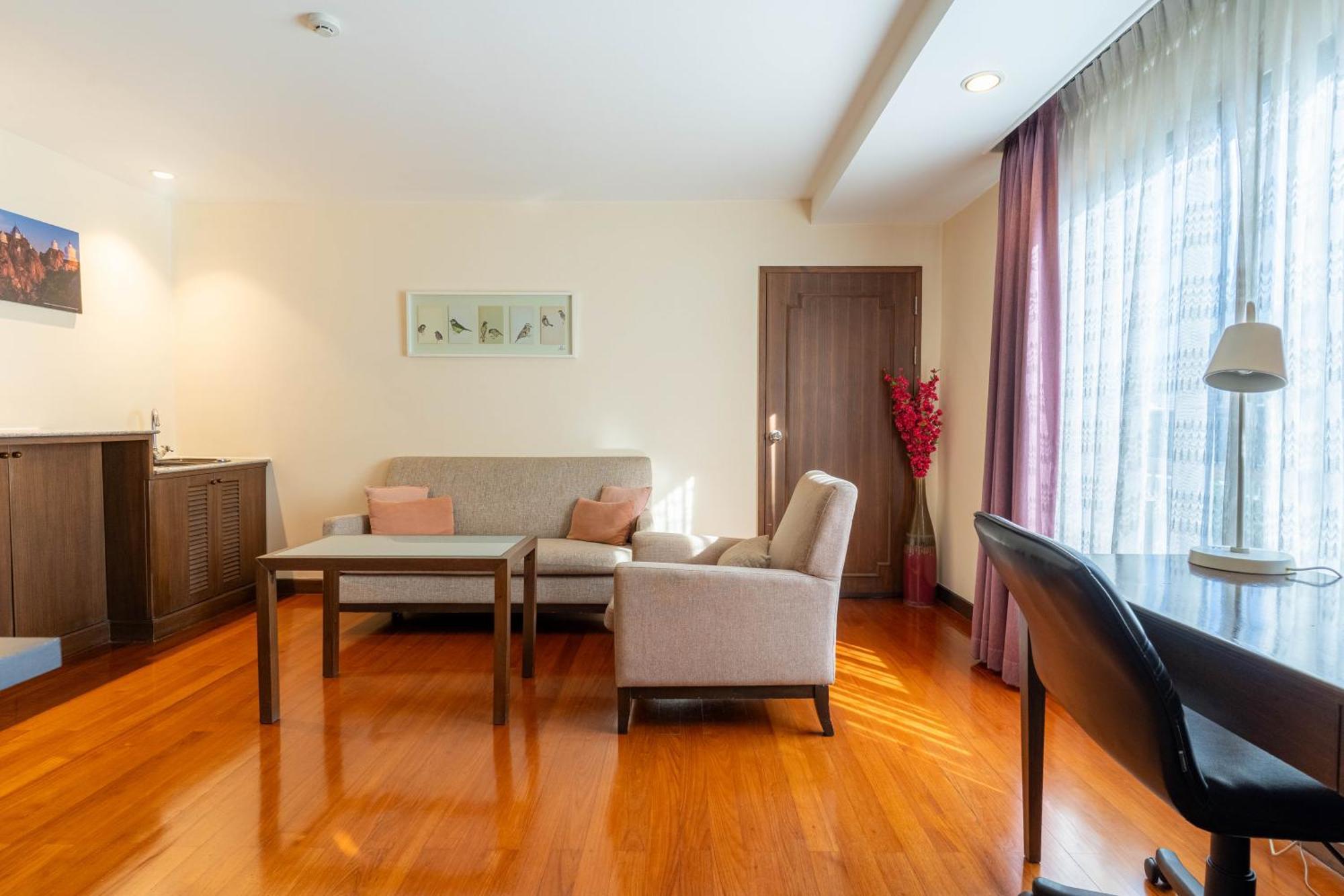 Journeyhub Sukhumvit 26, Bangkok - Formerly St James Hotel Экстерьер фото