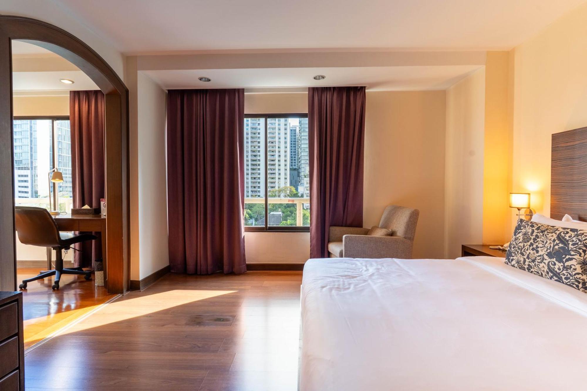 Journeyhub Sukhumvit 26, Bangkok - Formerly St James Hotel Экстерьер фото
