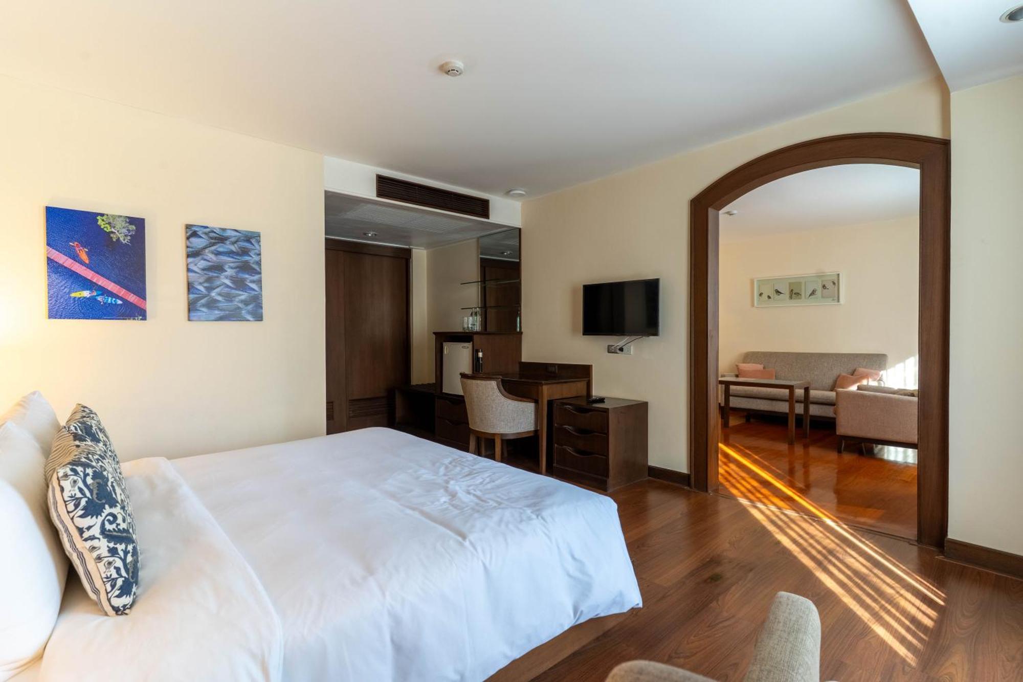 Journeyhub Sukhumvit 26, Bangkok - Formerly St James Hotel Экстерьер фото