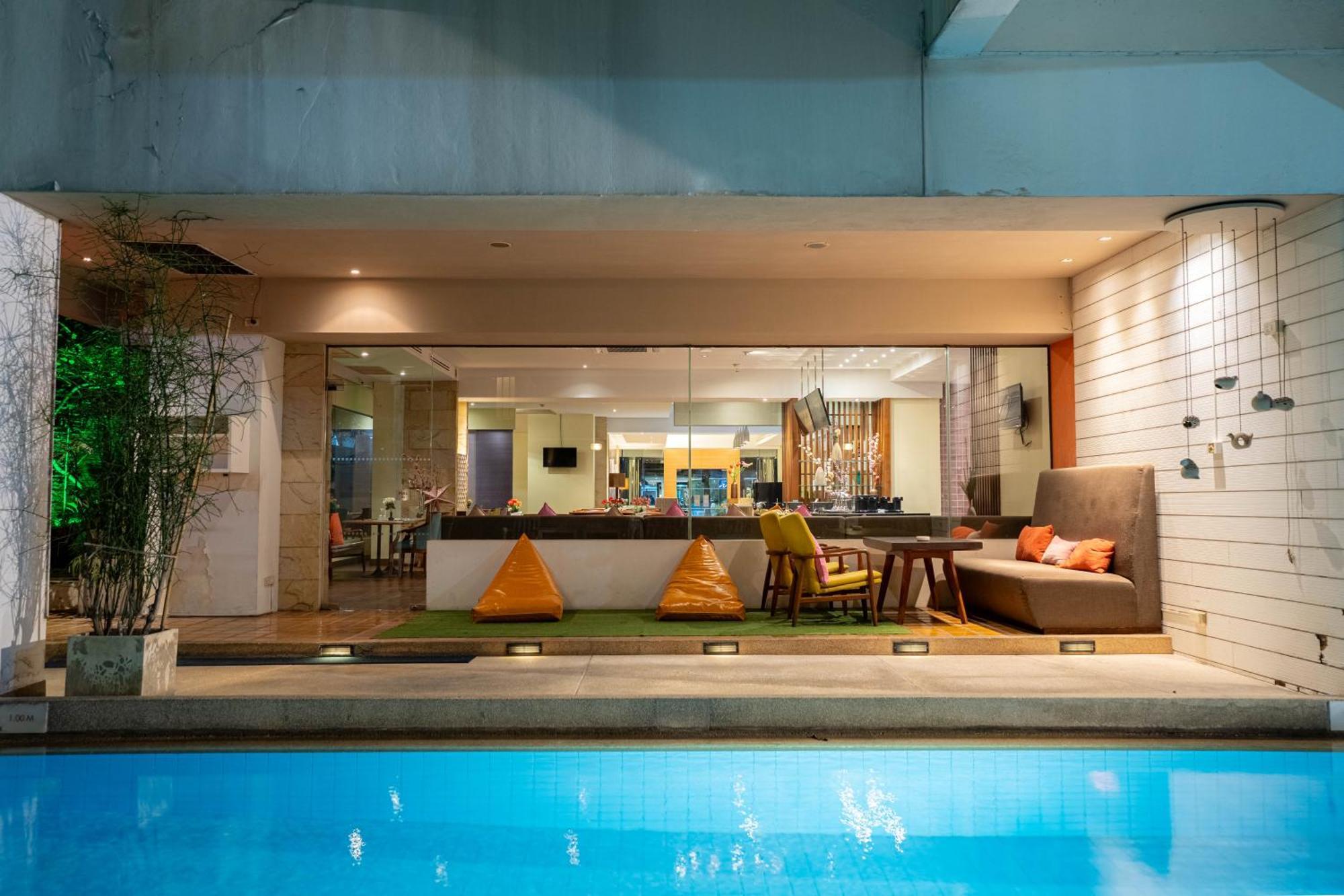 Journeyhub Sukhumvit 26, Bangkok - Formerly St James Hotel Экстерьер фото