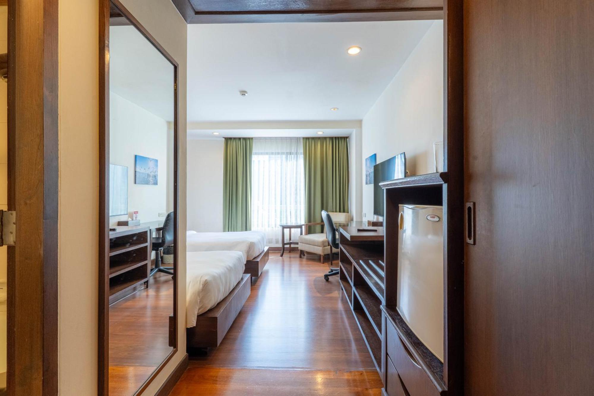 Journeyhub Sukhumvit 26, Bangkok - Formerly St James Hotel Экстерьер фото